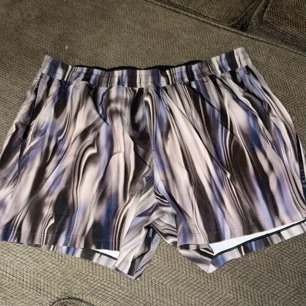 Lulu men’s pace breaker shorts 5in linerless.